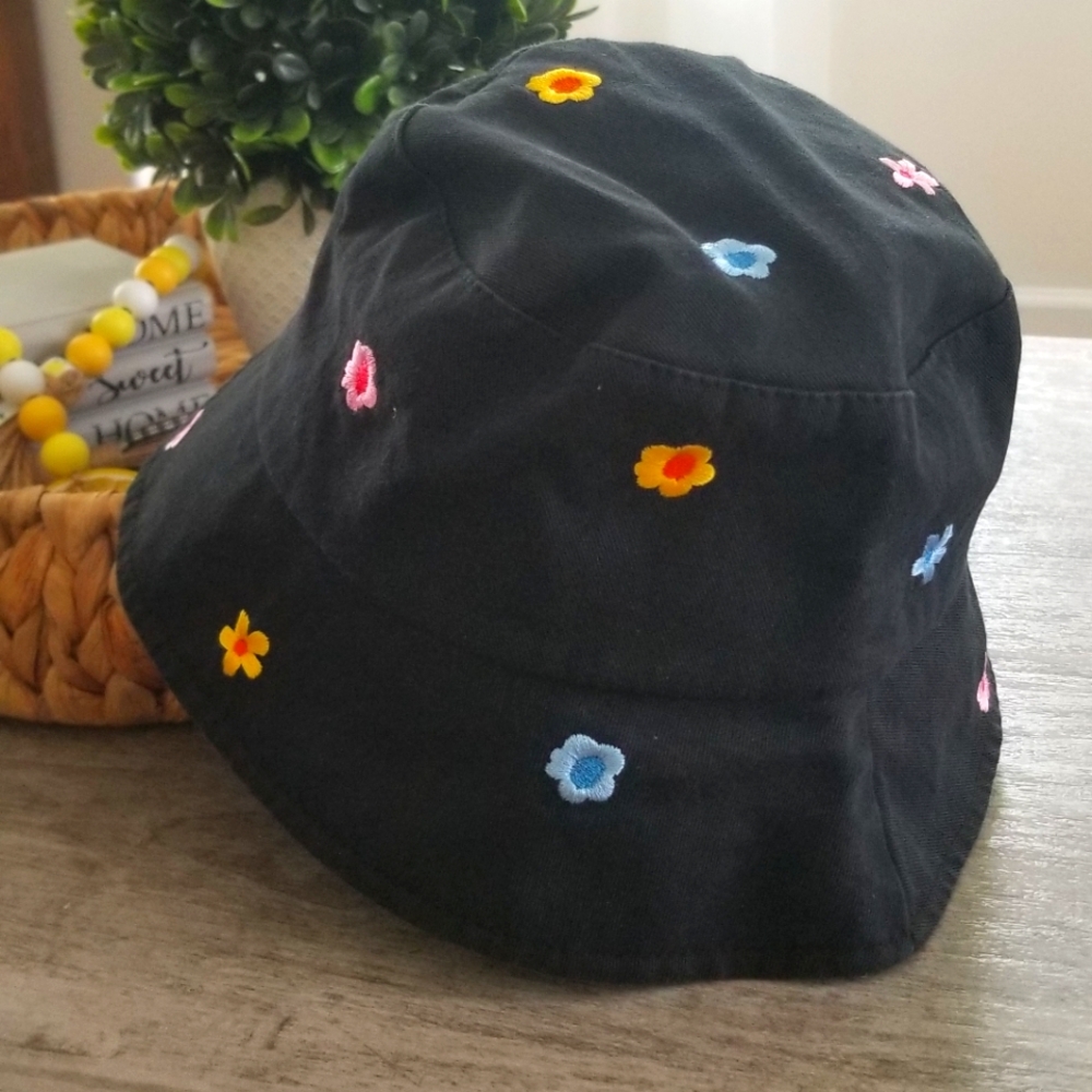 Mode Bucket Hat with Embroidered Flowers ~ One Size